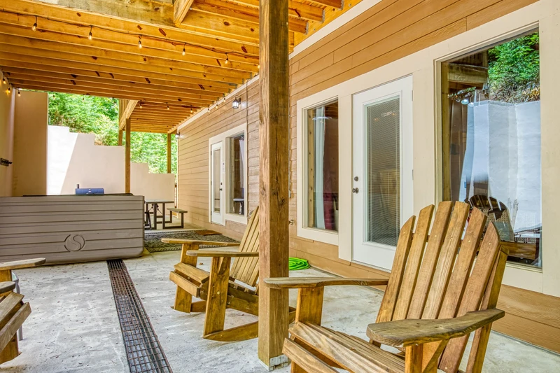 Woodness Gracious rocking chairs and hot tub