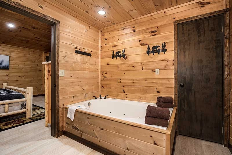 Second bedroom's jacuzzi tub.