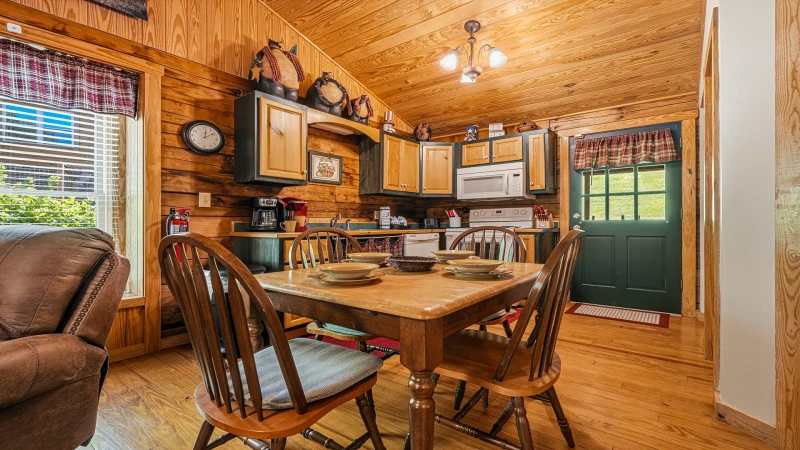 Dining room of your Smokies cabin American Gem