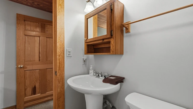 Cabin's second bath sink.
