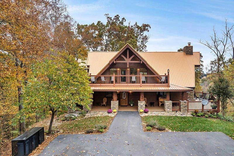 Big cabin in the Smokies close to attractions.