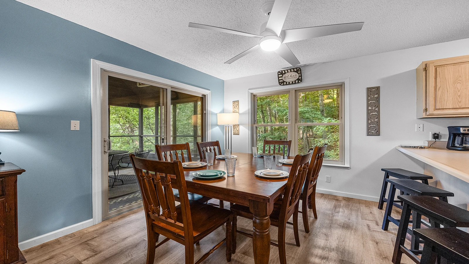 Your Gatlinburg chalet provides plenty of seating for family meals to late night snacks.