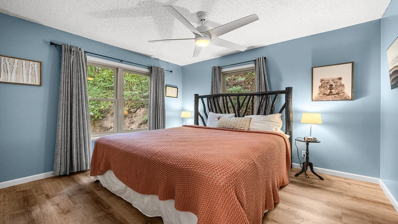 Gatlinburg 3 bedroom chalet with 3 King, 2 Twins and 1 sleeper sofa.