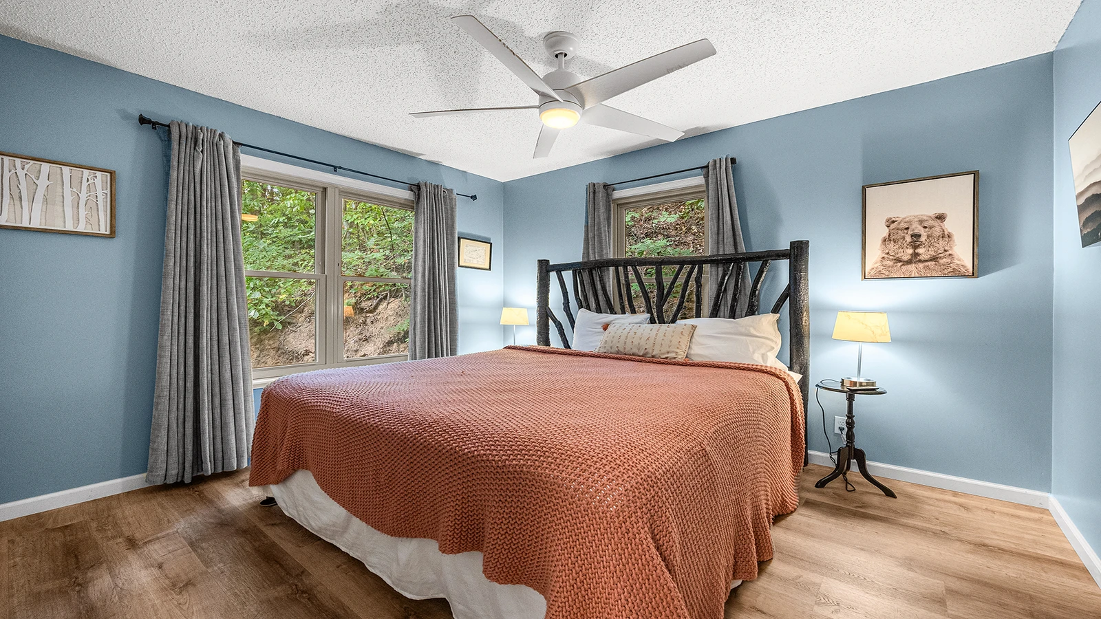 Gatlinburg 3 bedroom chalet with 3 King, 2 Twins and 1 sleeper sofa.