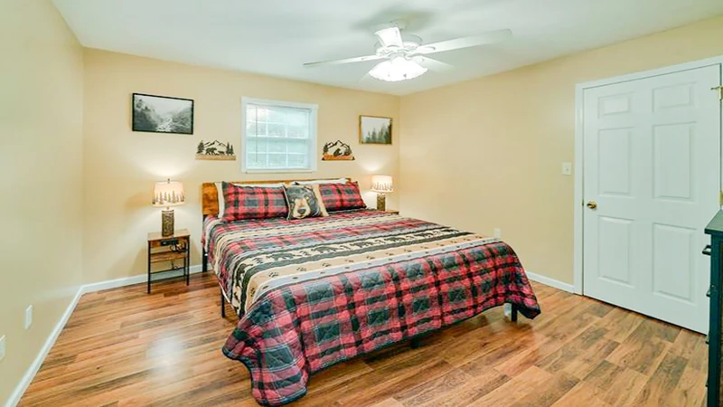 Second bedroom with king sized bed.