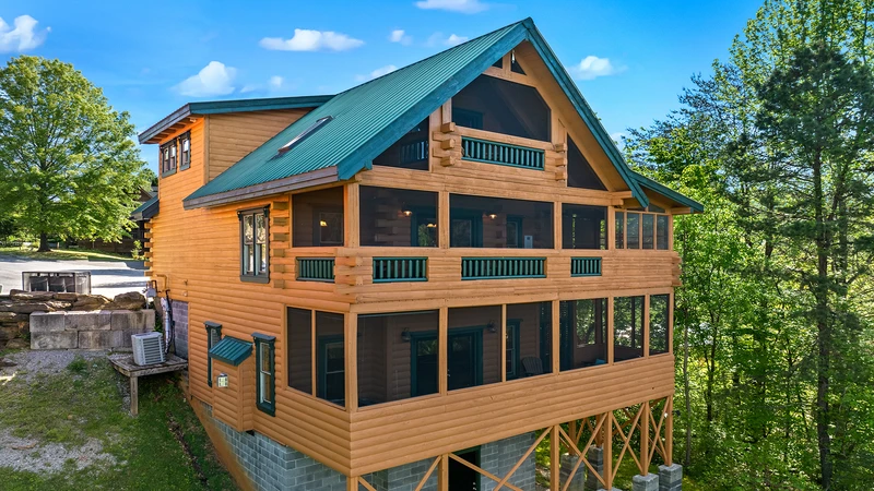 Smoky Mountains Moonlight Pines Lodge 3 bedroom cabin exterior.