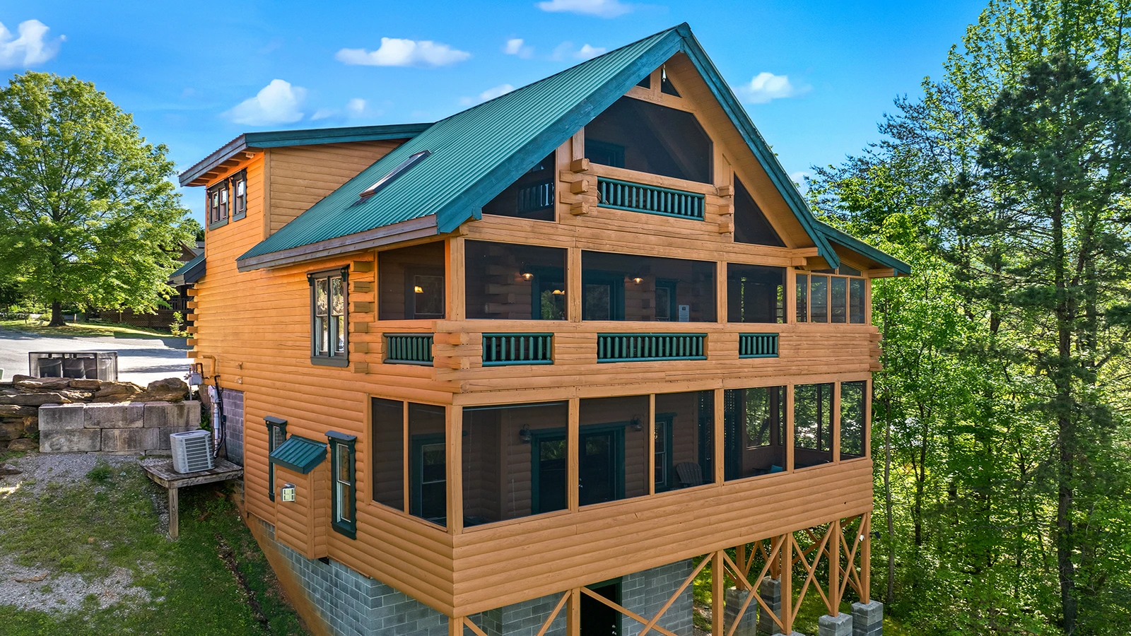 Smoky Mountains Moonlight Pines Lodge 3 bedroom cabin exterior.