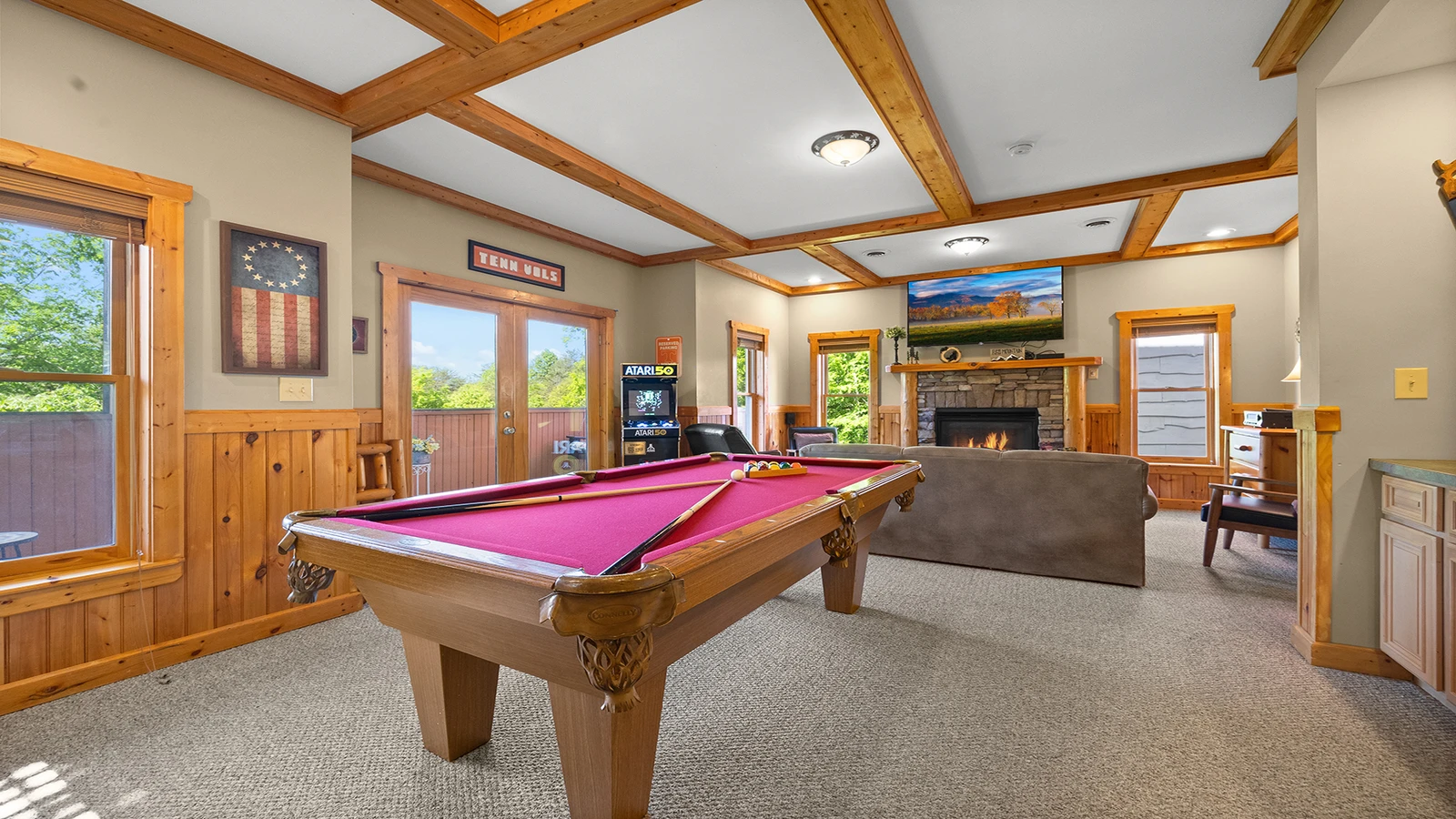 Smokies cabin with pool table, ping pong, multi-game arcade, fireplace and plenty of seating.