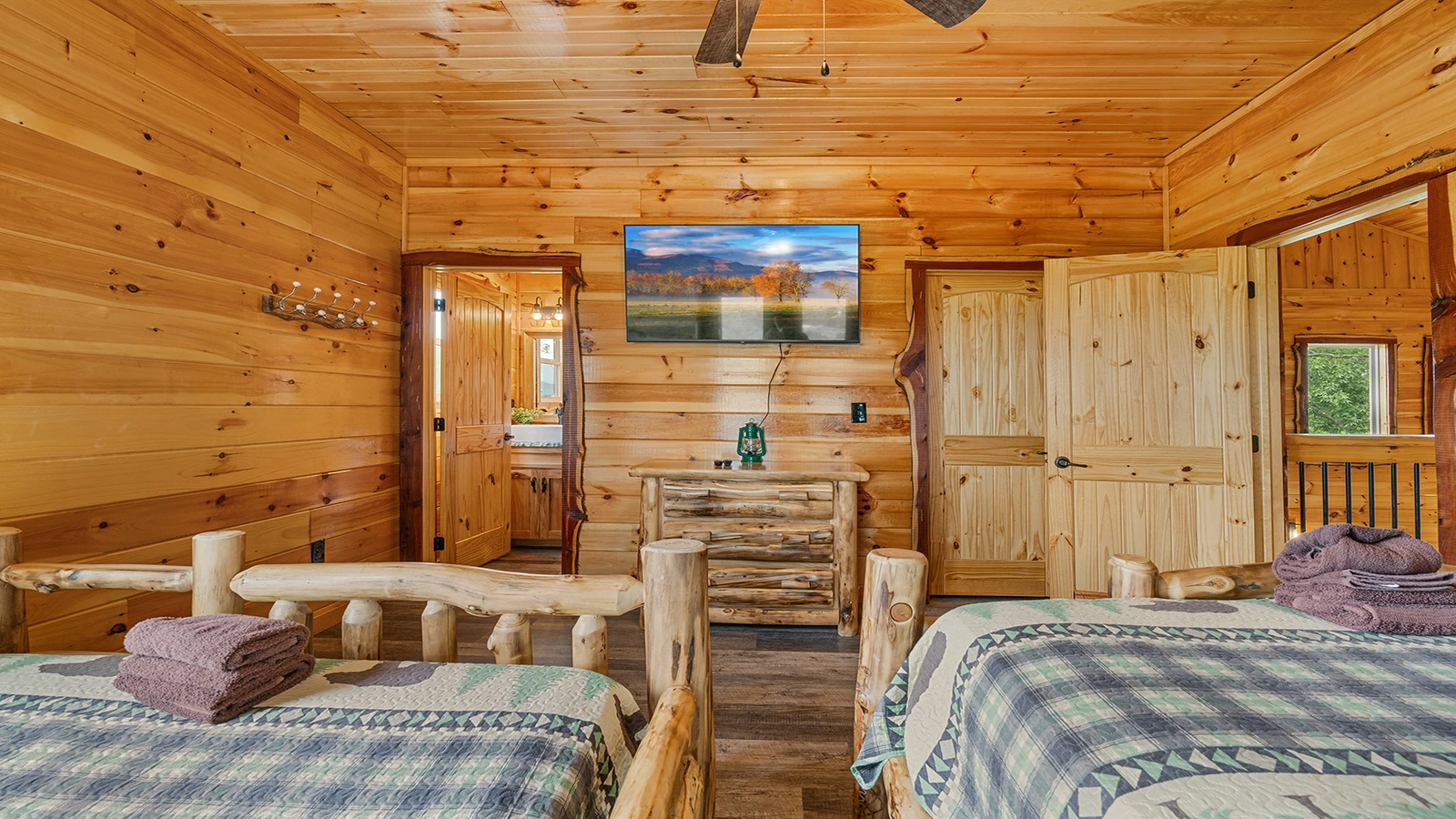 Third bedroom at Morning View cabin with tv.