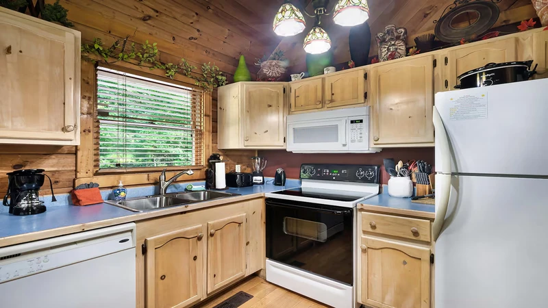 Saving on those snacks and meals comes easy with this fully equipped kitchen.