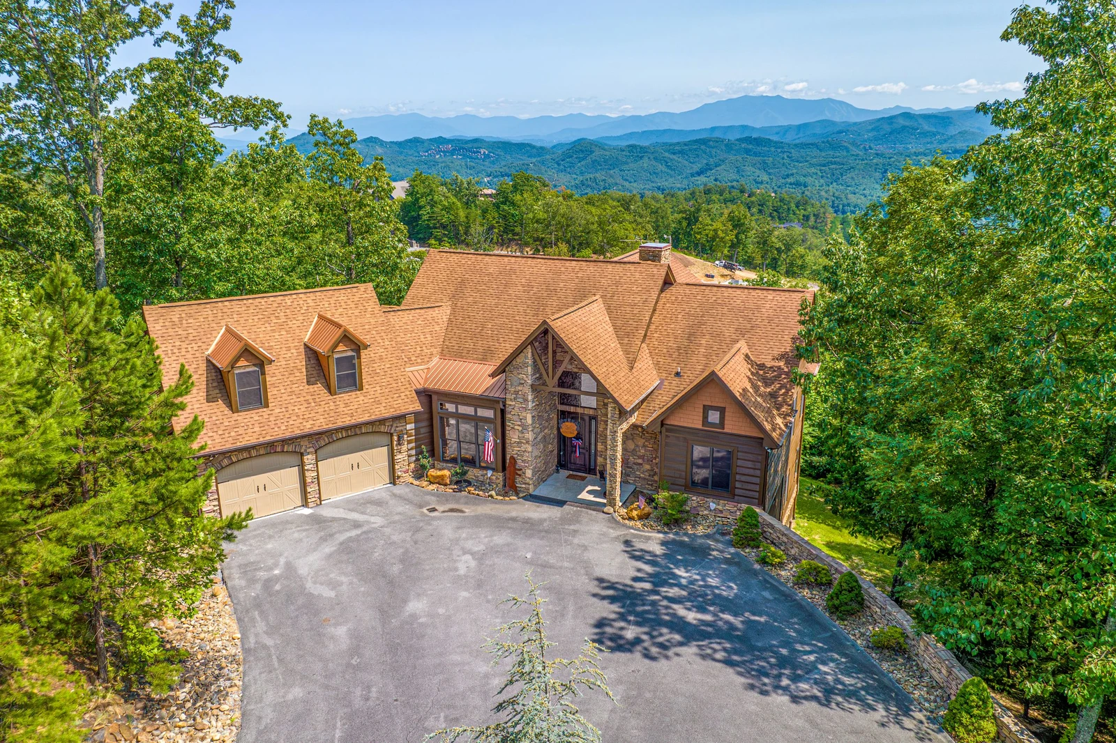 Big cabin rental in the Smoky Mountains of Tennessee.