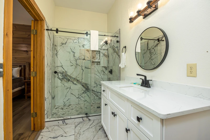 Let it rain warm water in this lovely marbled shower with rain faucet.