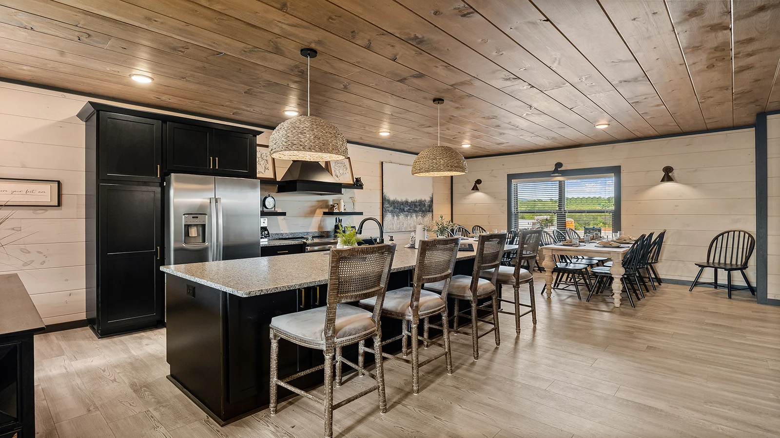 Your cabin's open kitchen allows the whole family to eat together and enjoy time sharing.