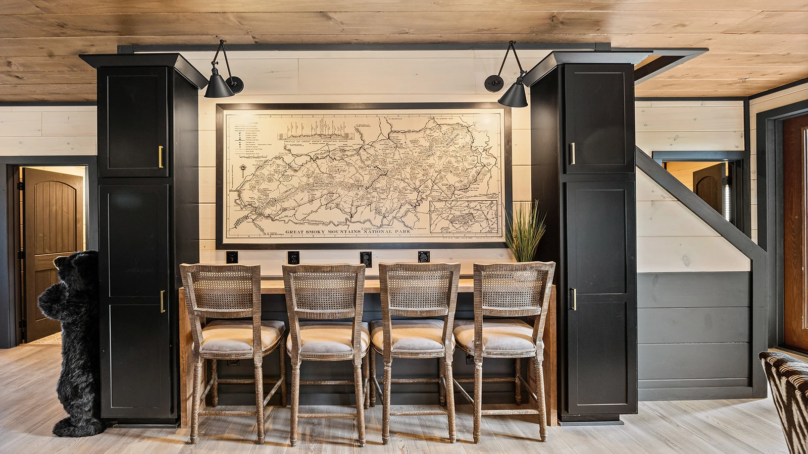 Your cabin has even more seating for the entire family to enjoy eating together. 