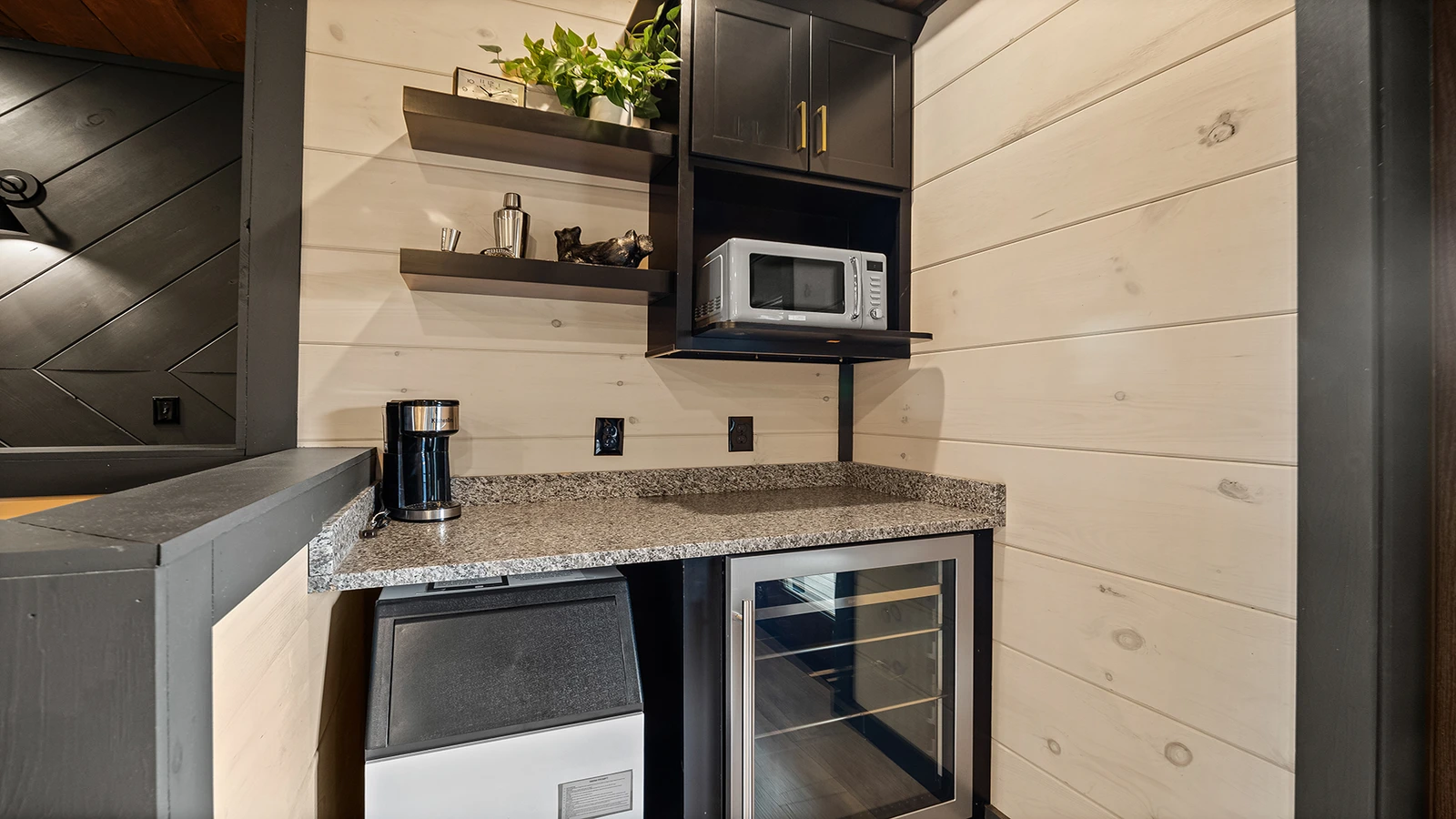 The microwave, ice maker and drinks fridge make movie time a fun in-cabin event for the entire family.
