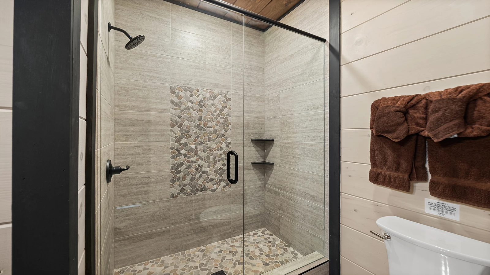 Full elegant bath with walk-in