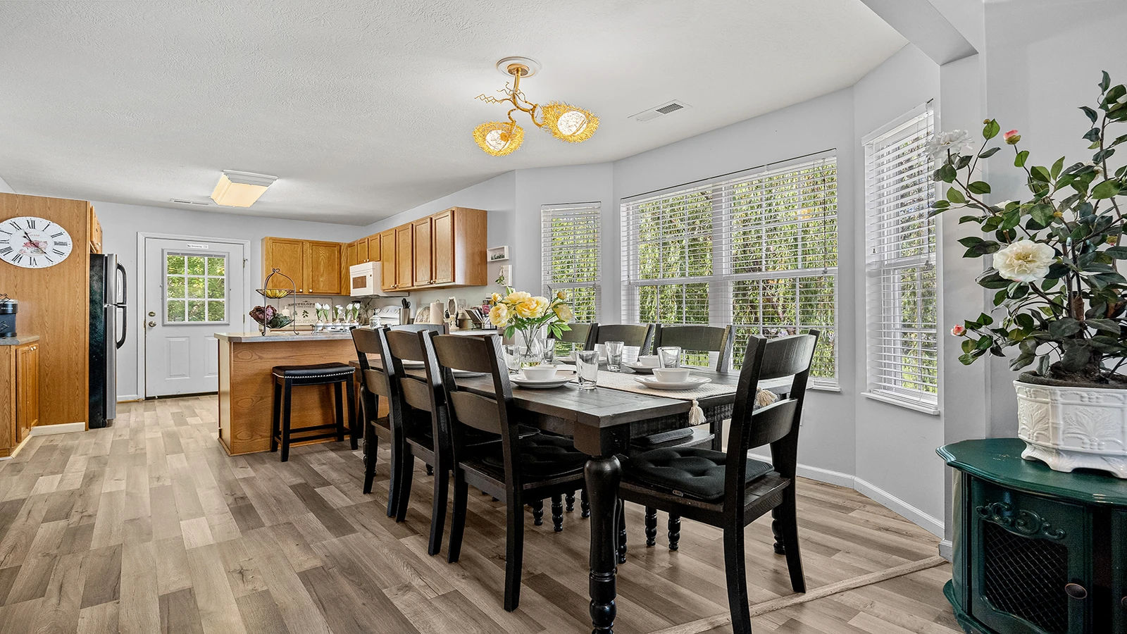 River Waltz dining room.