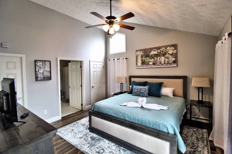 Second bedroom with king bed.