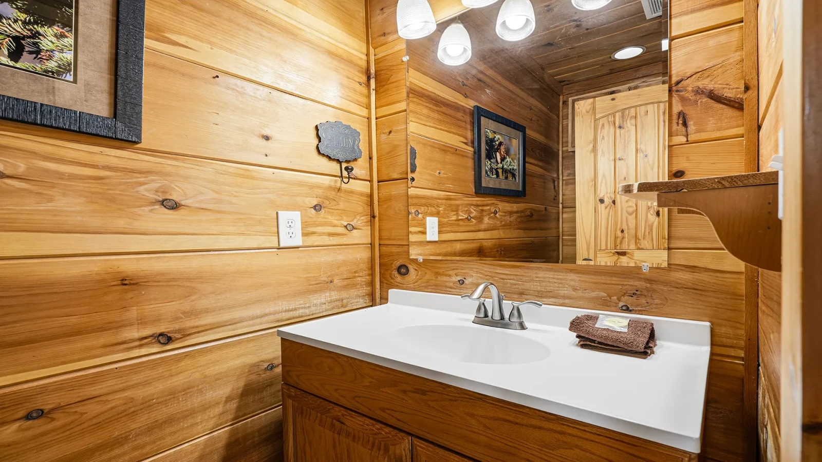 Lovely cabin bath.