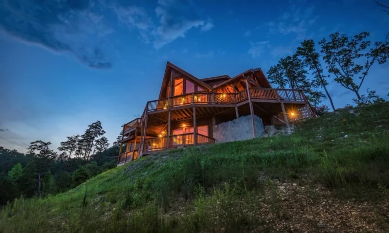 Smoky Mountains 3BR cabin as twilight fills th sky. 