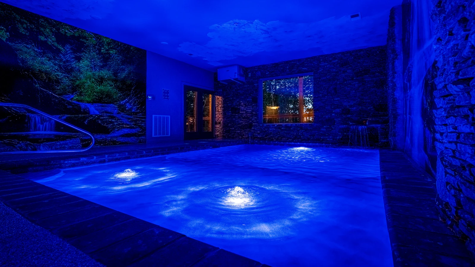 Log cabin rental with private indoor swimming pool.near Pigeon Forge.