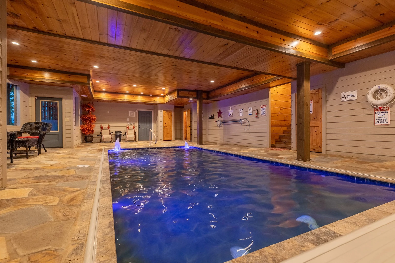 The entire family can enjoy this swimming pool cabin.