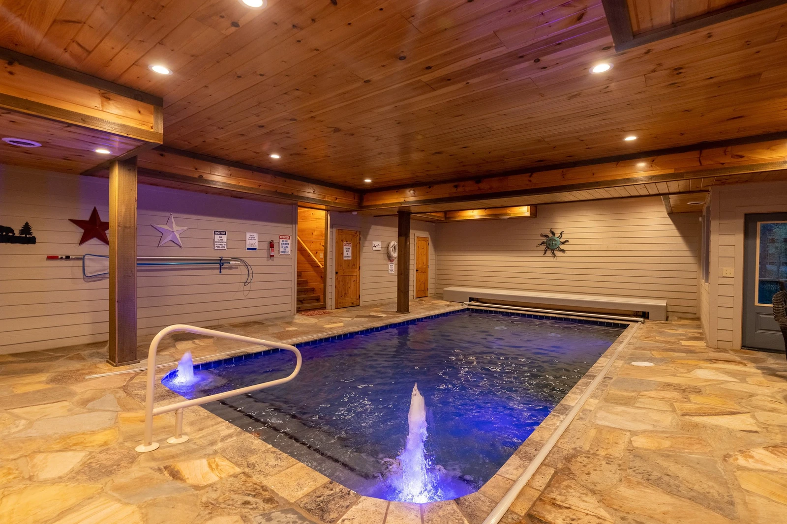 Private swimming pool cabin Pigeon Forge, Tennessee.