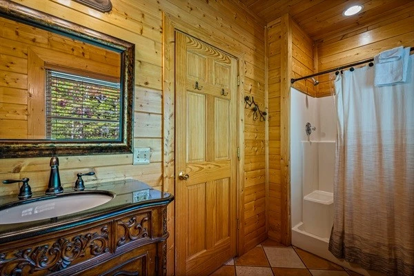 Main floor king BR 2 bathroom