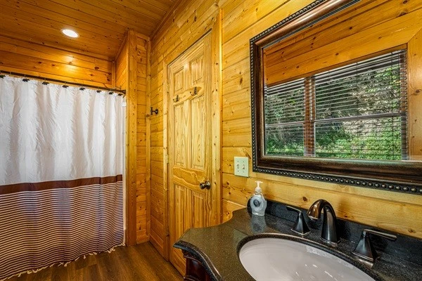Kind BR suite 2 (3rd level) bathroom