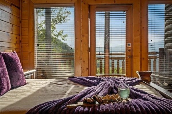Kind BR suite 2 (3rd level) with private deck