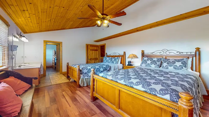 Fourth bedroom with two Queen beds—perfect for families.