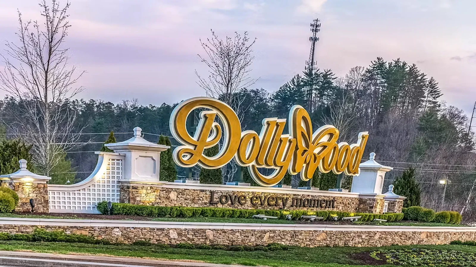 Sign from the neardy Dollywood entrance.