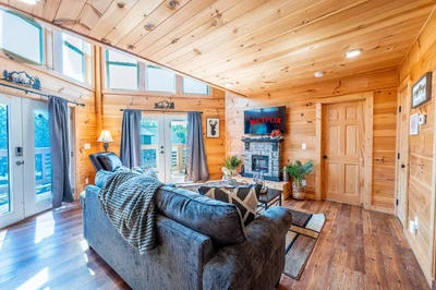 Charming Mountain Dream|Pool|Pet Friendly|Sleeps 8