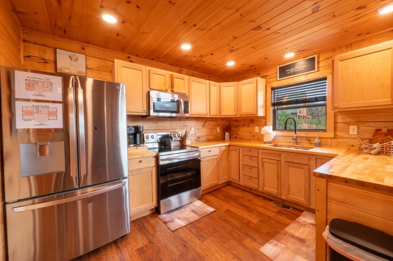 Charming Mountain Dream|Pool|Pet Friendly|Sleeps 8