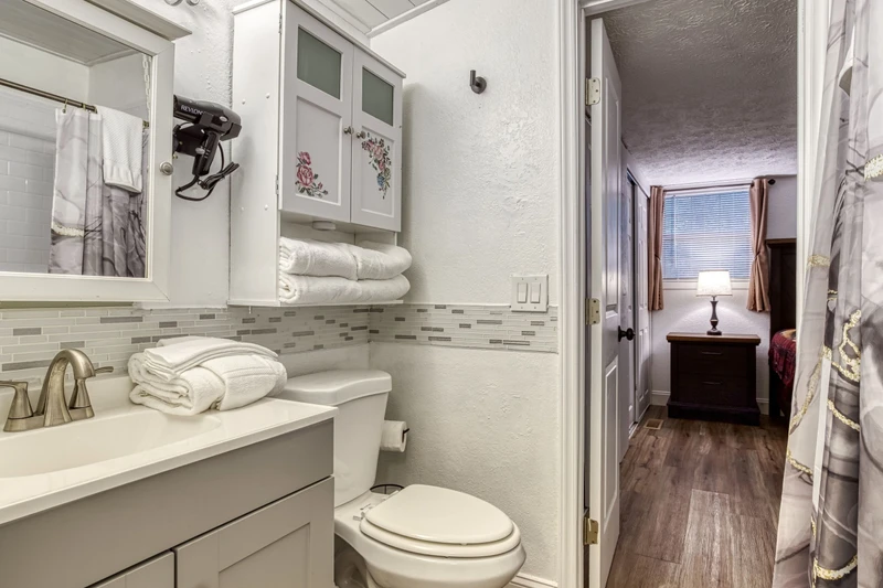 Full bathroom #1