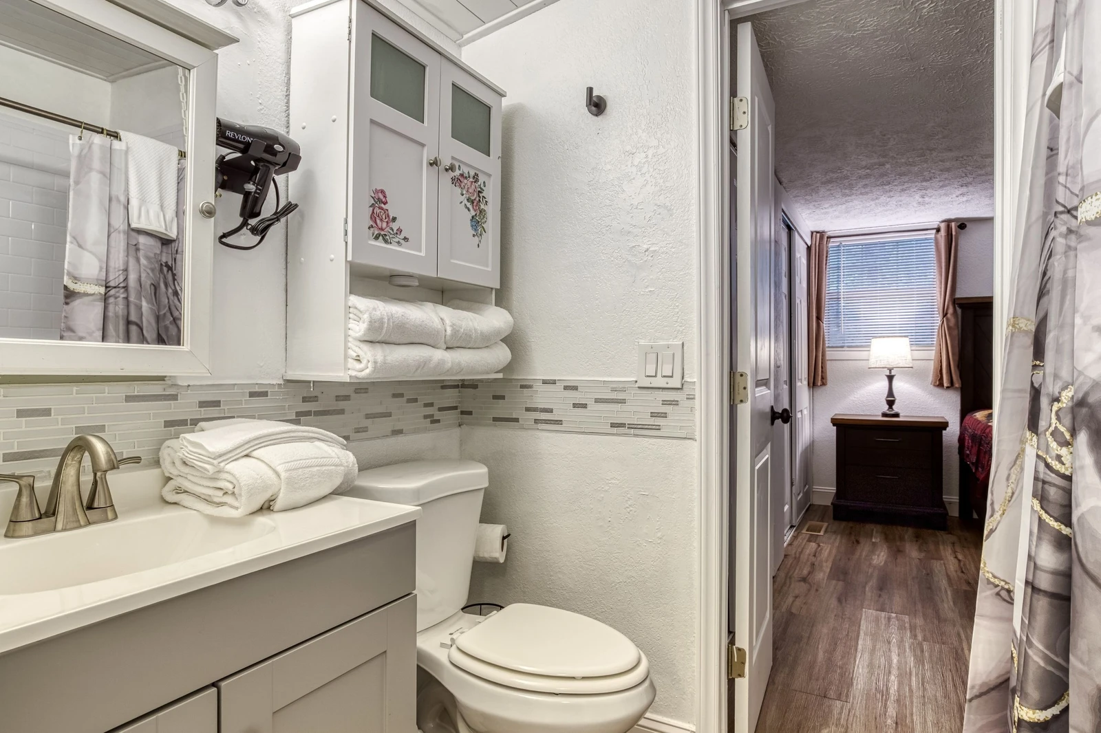 Full bathroom #1