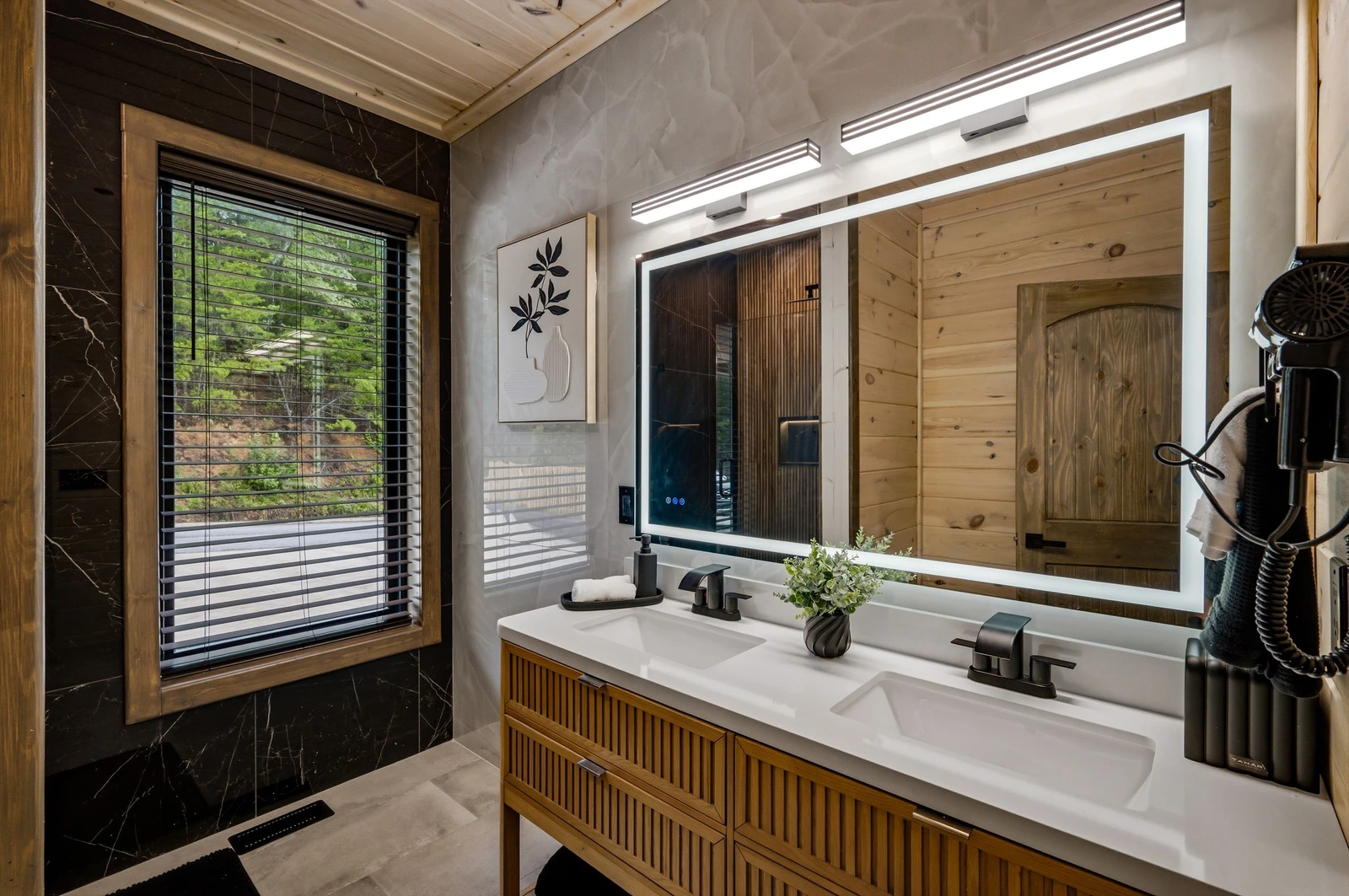 Main Floor King Bathroom