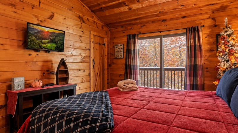 Smoky's Lodge - The Cabin Lady