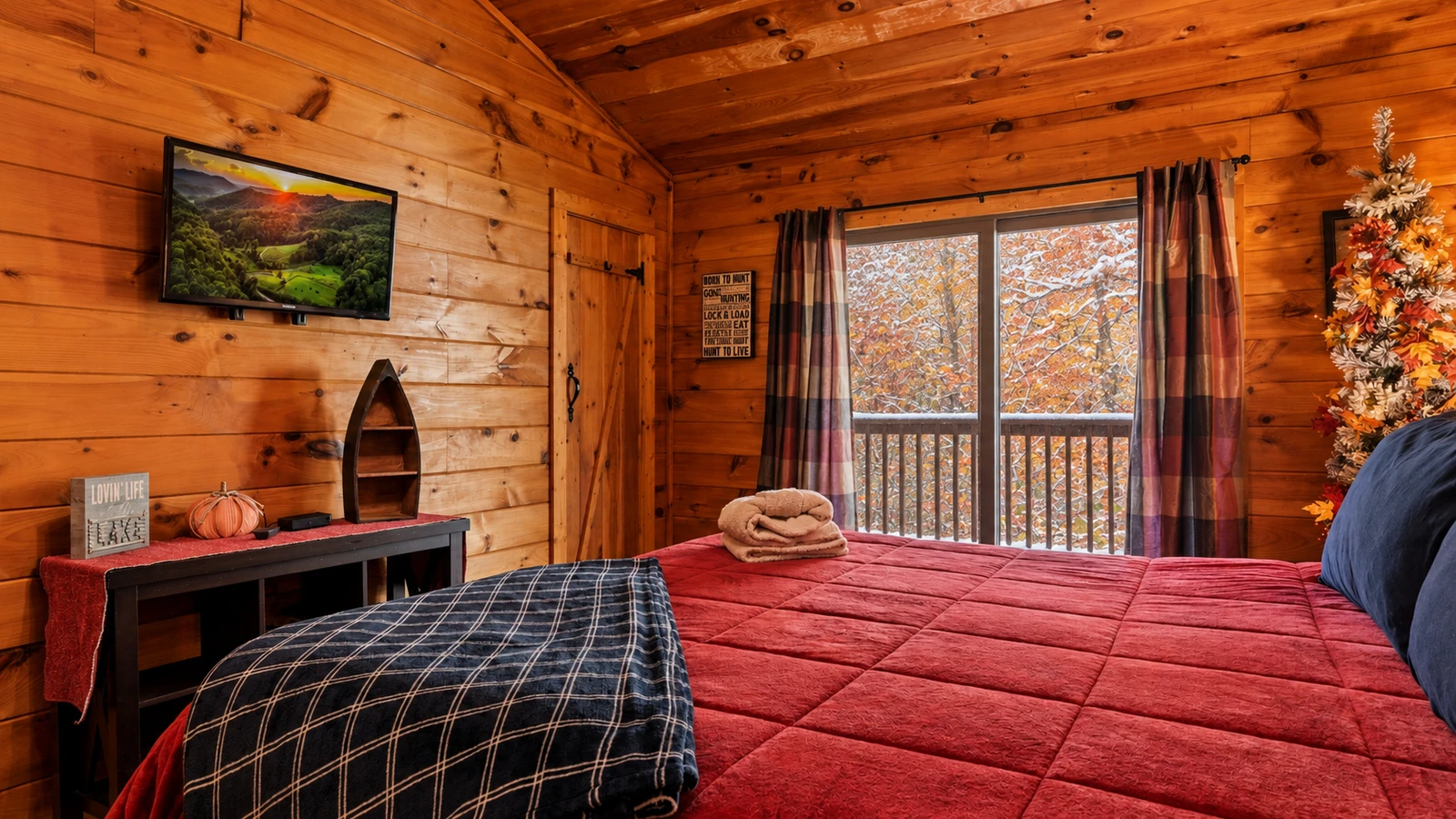 Smoky's Lodge - The Cabin Lady