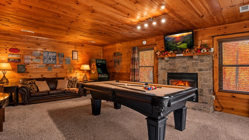 Smoky's Lodge - The Cabin Lady