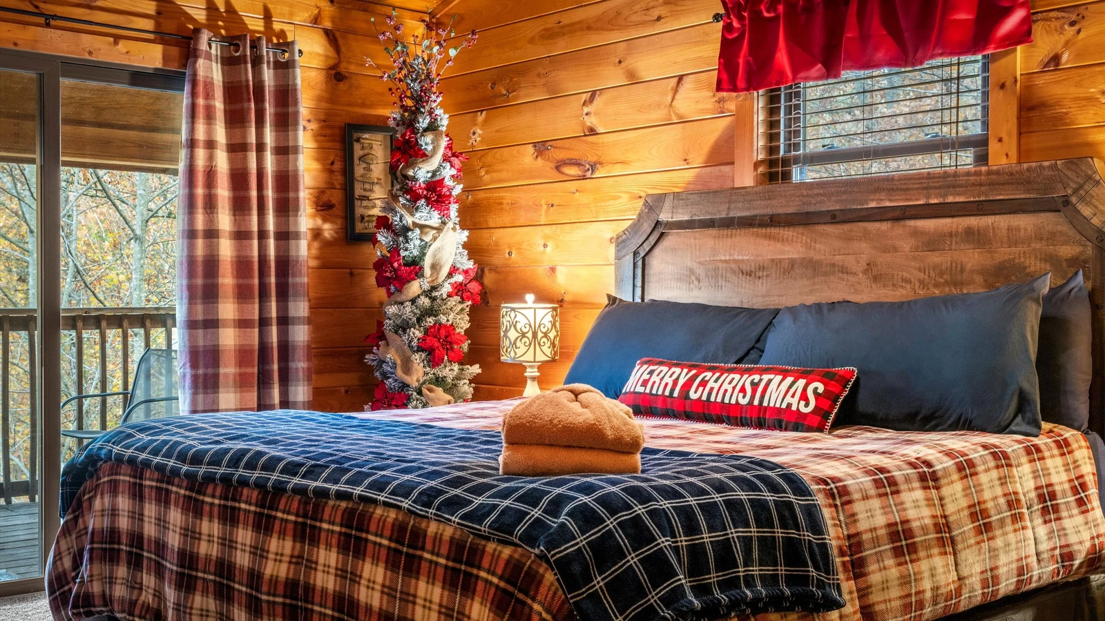 Smoky's Lodge - The Cabin Lady