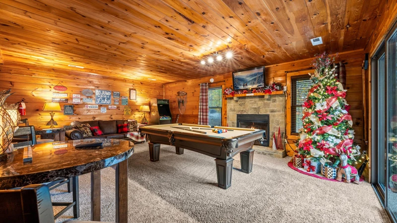 Smoky's Lodge - The Cabin Lady