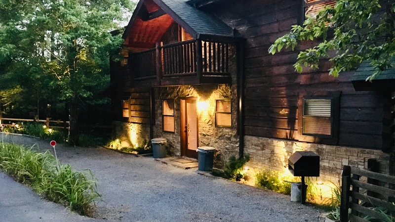 Smoky's Retreat - The Cabin Lady