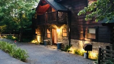Smoky's Retreat - The Cabin Lady