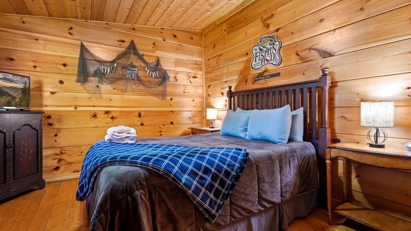 Smoky's Retreat - The Cabin Lady