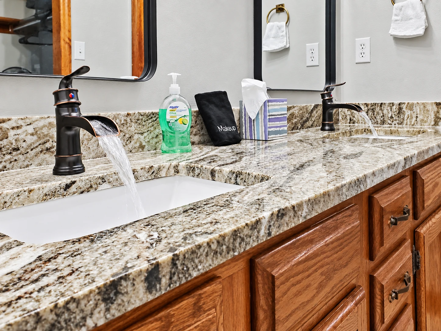 Double vanity sink in the master bathroom