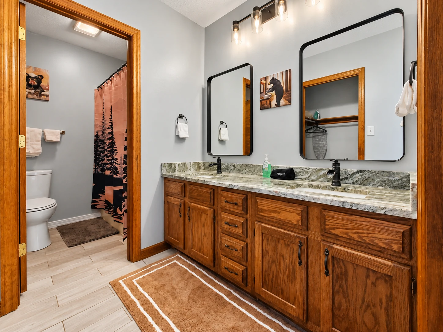 Double vanity sink in the master bathroom