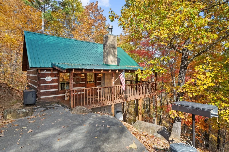 Nestled Oaks cabin exterior in the trees on Bluff Mountain