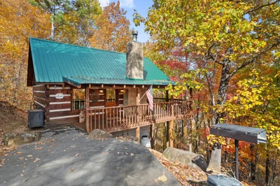 Nestled Oaks cabin exterior in the trees on Bluff Mountain