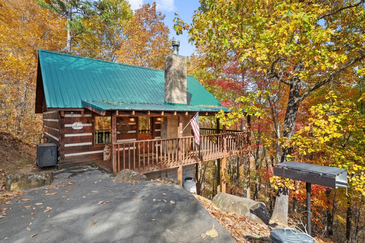 Nestled Oaks cabin exterior in the trees on Bluff Mountain
